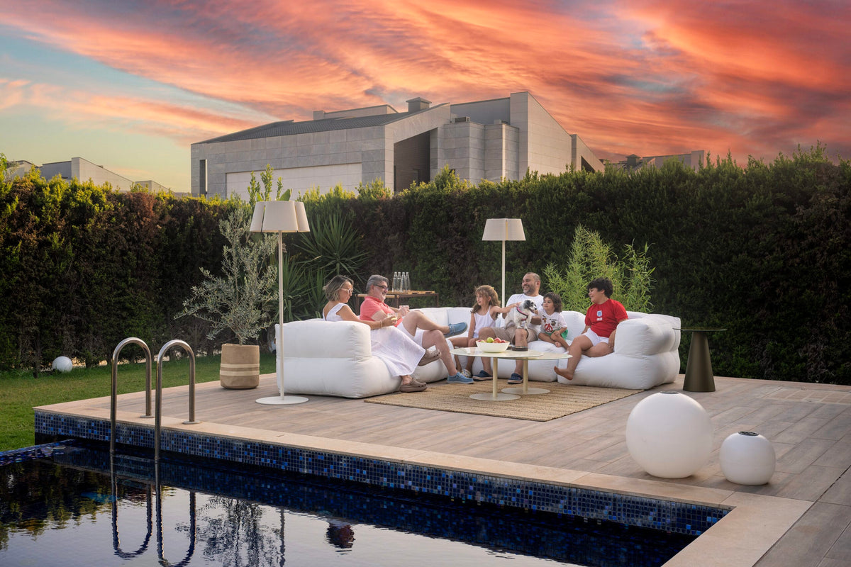 Olii Solar Outdoor Floor Lamp