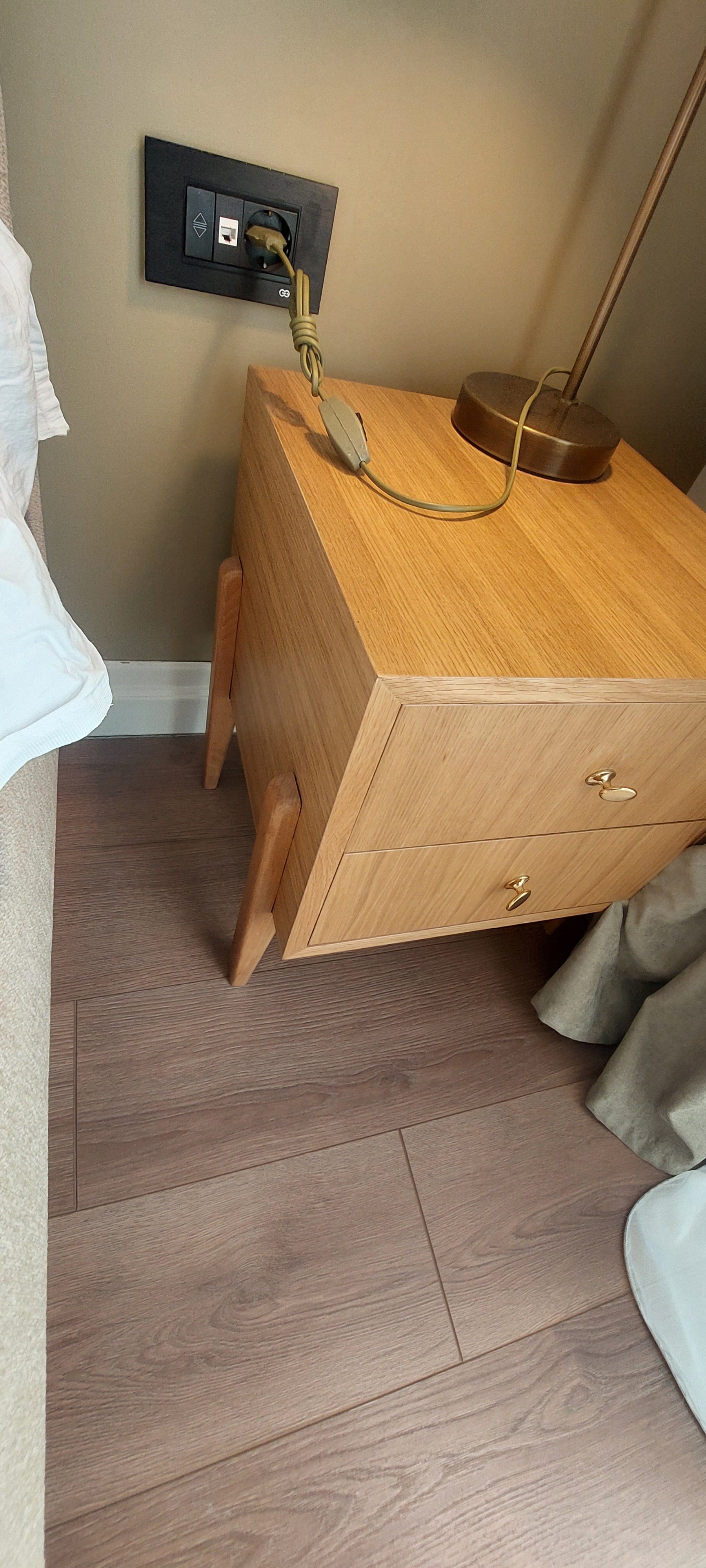 Elephant 2-Drawer Nightstand Oak 11398