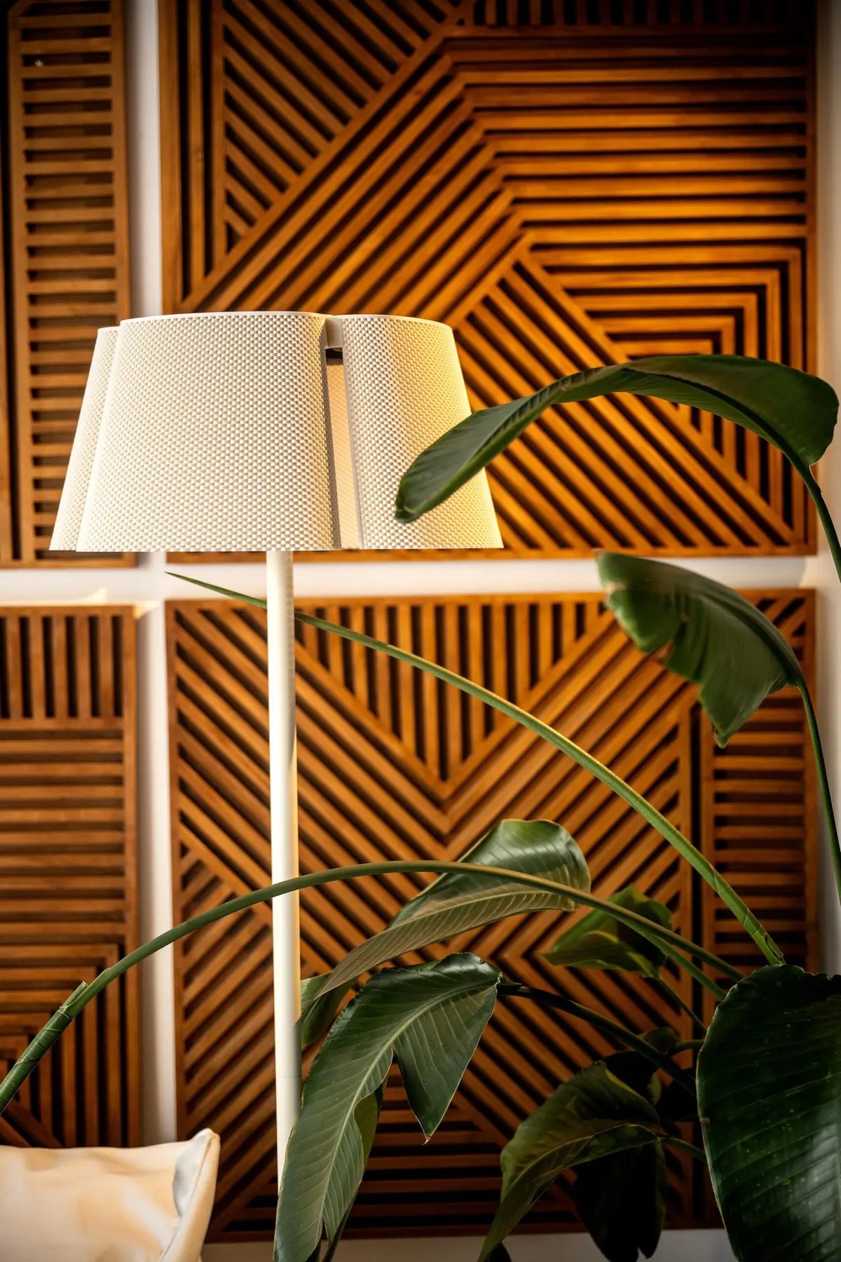 Olii Solar Outdoor Floor Lamp