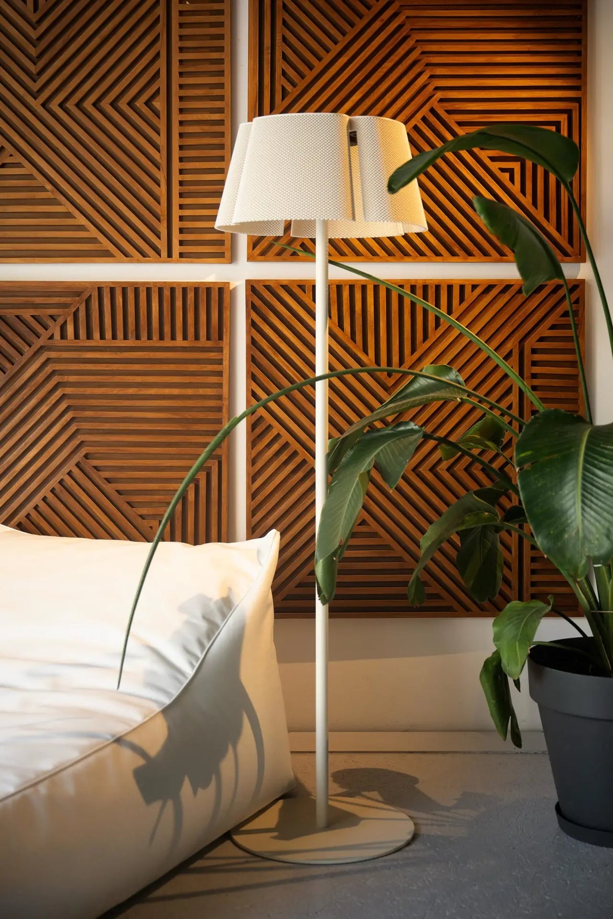 Olii Solar Outdoor Floor Lamp
